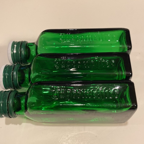 Set of three Jäegermeister green bottles with caps - Picture 2 of 2